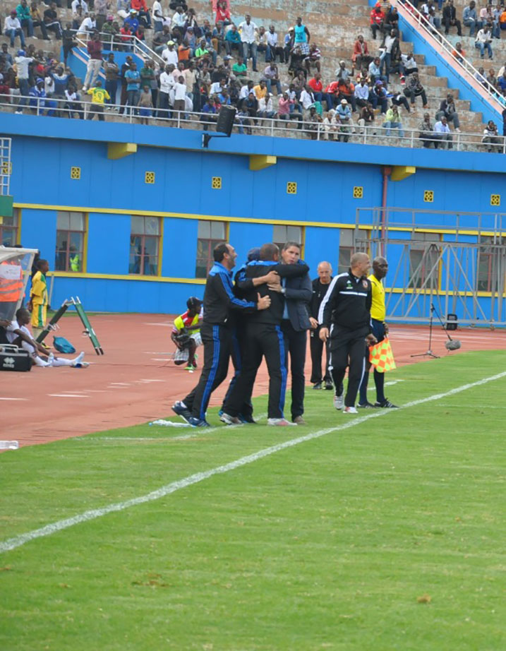 Abatoza ba Al Ahly bishimira igitego.