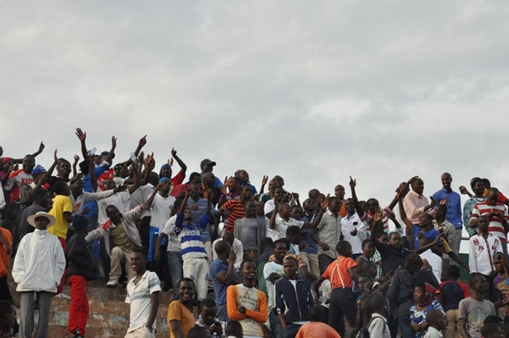 Abafana bambaye ubururu n'umweru (byambarwa n'abafana ba Rayon) bishimiye gutsindwa kwa APR. 