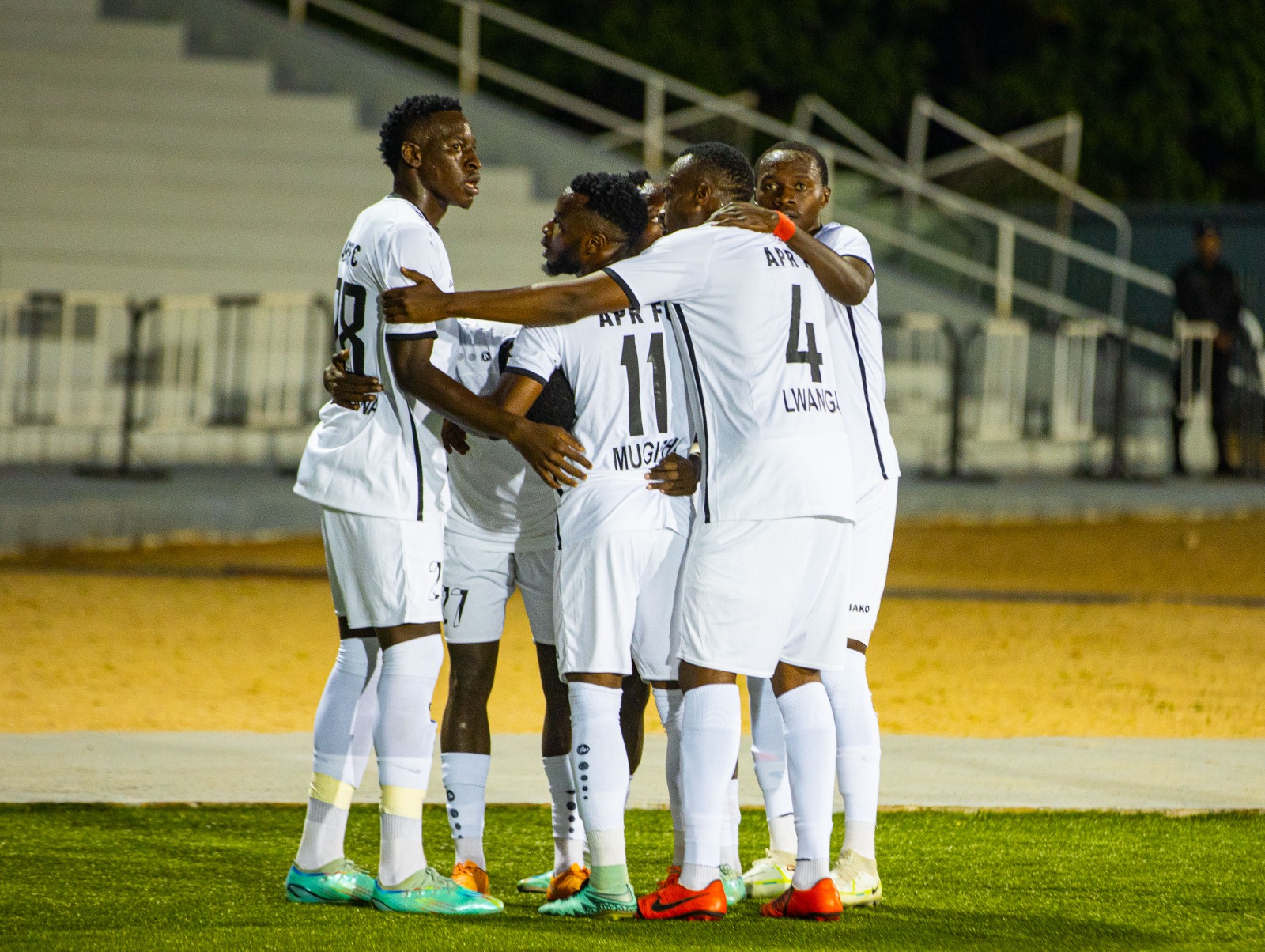 Abakinnyi ba APR FC bishimira igitego bari batsinze