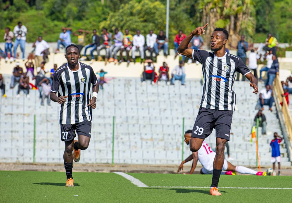 Ruboneka Jean Bosco(27) yahaye umupira wavuyemo igitego cya mbere Victor Mbaoma