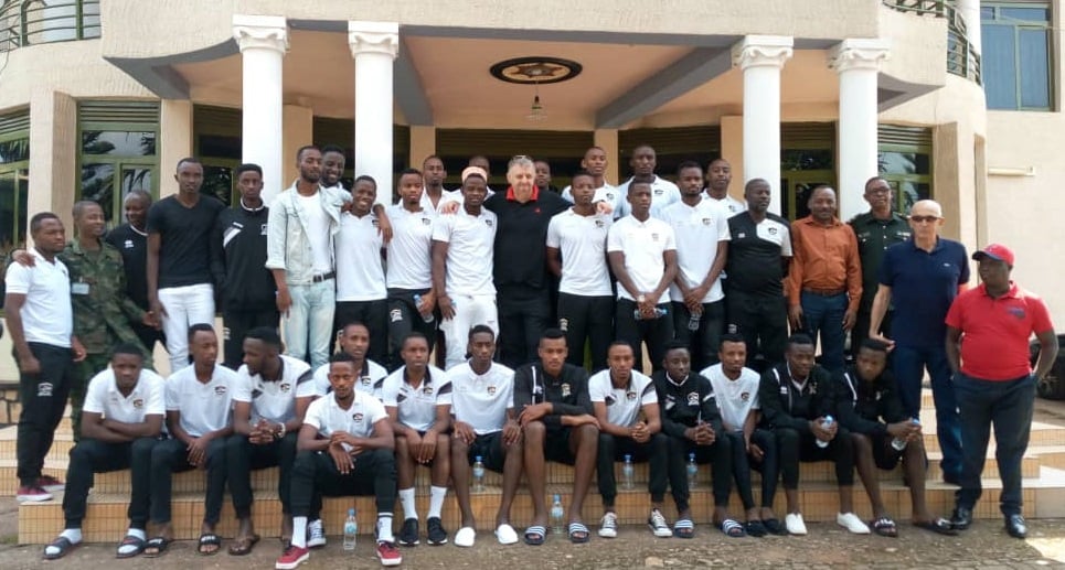 Umutoza mushya, abayobozi ndetse n'abakinnyi ba APR Fc bafata ifoto