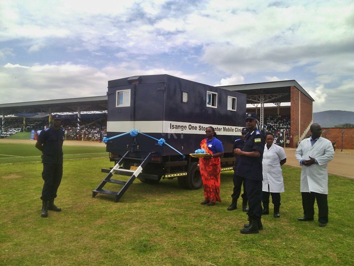 Polisi yanatangije uburyo bwo gukoresha imodoka mu gufasha abahohotewe bategereye ibigo bya Isange one stop center.
