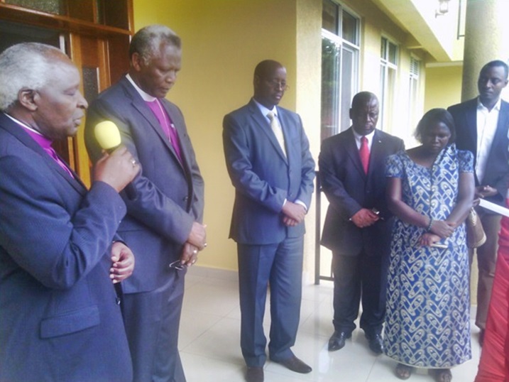 Archbishop Rwaje ashima Imana nyuma yo gufungura ku mugaragaro iyi hoteli.