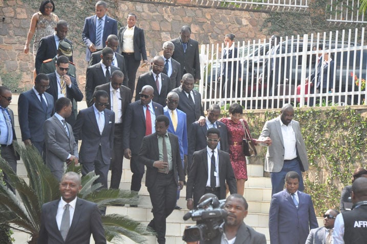 Perezida w'igihugu cya Equatorial Guinea, Teodoro Obiang Nguema Mbasogo hamwe n'abamuherekeje bageze ku rwibutso rwa Jenoside ku Gisozi.