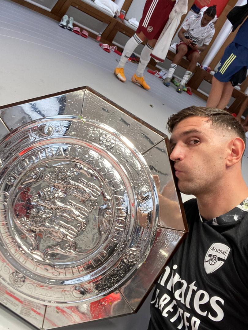 Martinez umuzamu wa Arsenal asoma igikombe