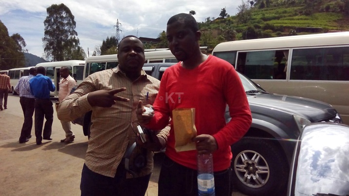Umunyamakuru wa Kigali Today, Roger Rutindukanamurego (wambaye umupira utukura) nawe arahari.