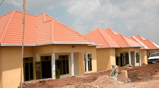 Abadepite basanga gahunda yo kubaka inzu ziciriritse yaradindiye 