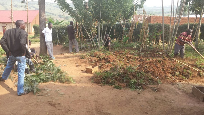 Ariko ubwitabire bwari bukiri bucye ubwo umuganda watangiraga.