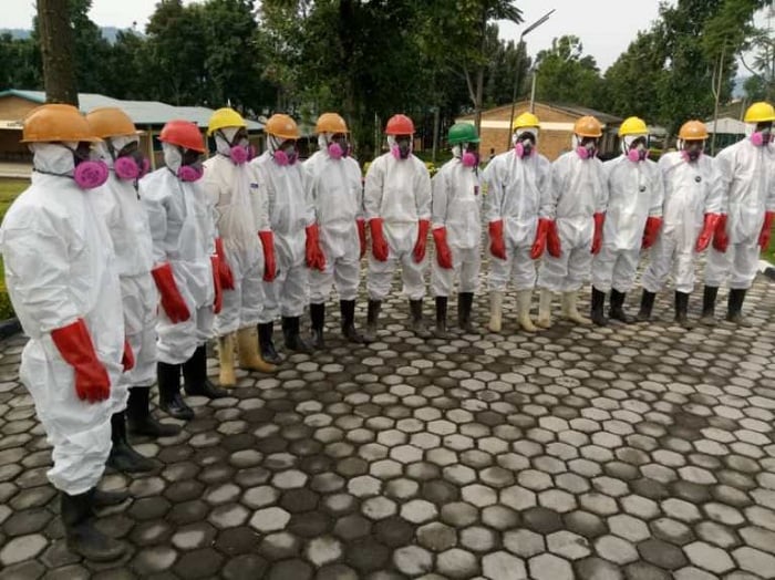Abakuraho asbestos bagomba kuba barabihuguriwe bakambara n'imyambaro ibarinda umukungugu uyivamo kuko utera indwara mu myanya y'ubuhumekero