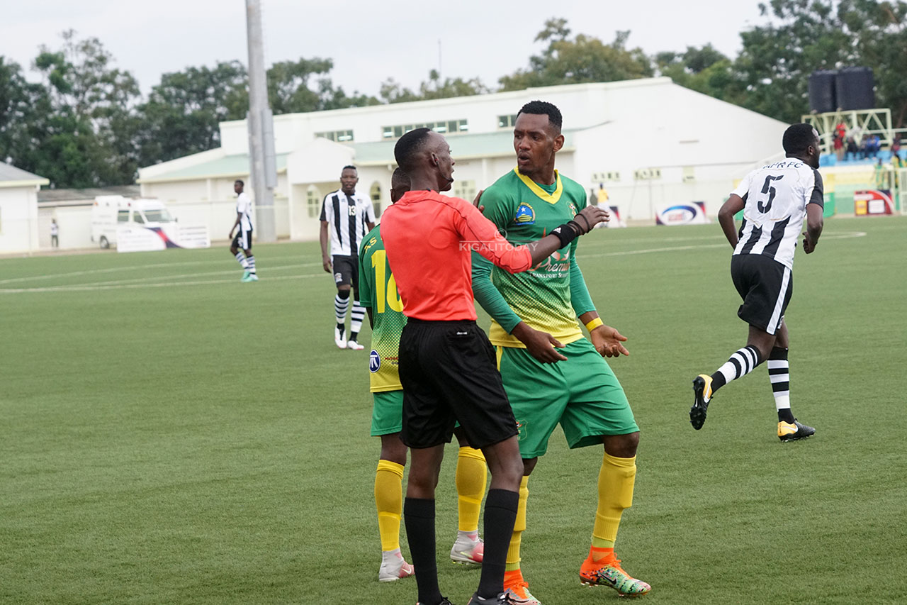 Ally Niyonzima ntiyumvaga ibyo umusifuzi Ishimwe Claude amusobanurira