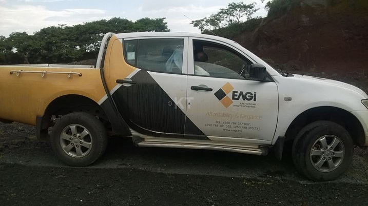 Imodoka yazanye abakozi ba EAGi yaheze mu gipangu yangiwe gusohoka n'umushoferi wayo.