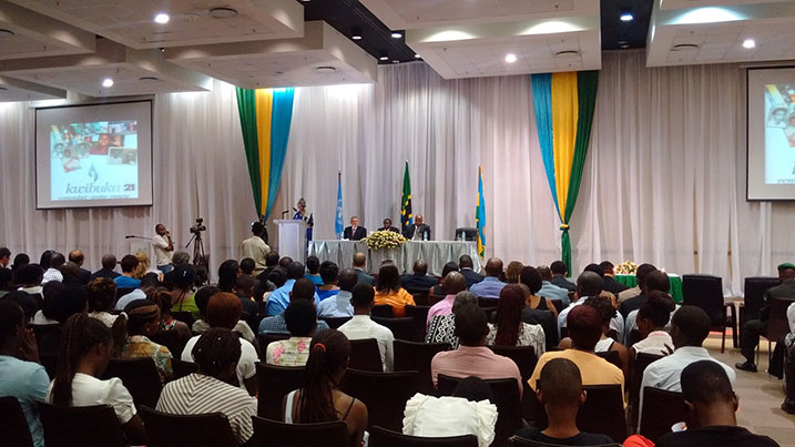 Abitabiriye ibikorwa byo kwibuka bateze amatwi ibiganiro byo kwibuka.