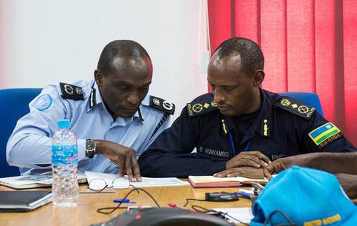 Assistant Inspector General of Police Frederick Yiga ibumoso n'umusimbuye CP Munyambo