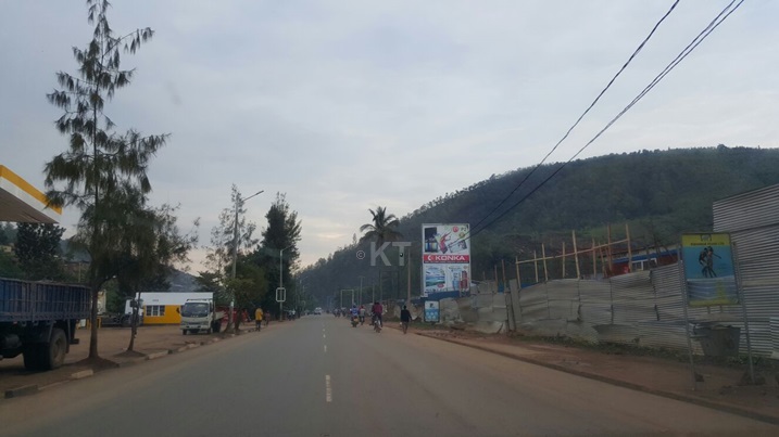 Mu Gatsata na ho, nta kimenyetso cy'amazi yaba yafunze umuhanda cyangwa yangirije umuturage cyahagaragaraga.