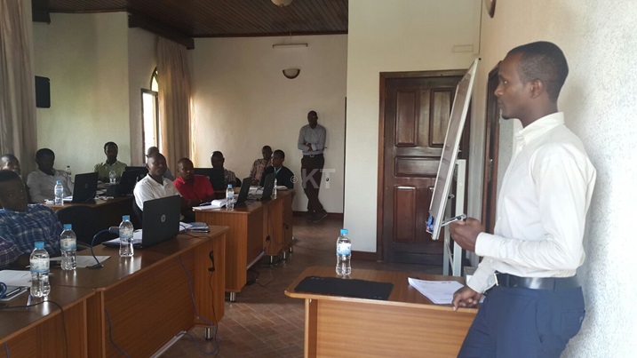 Umuyobozi wa Kigali Today Ltd, Kanamugire Charles aha ikaze abanyamakuru bazahugurwa.