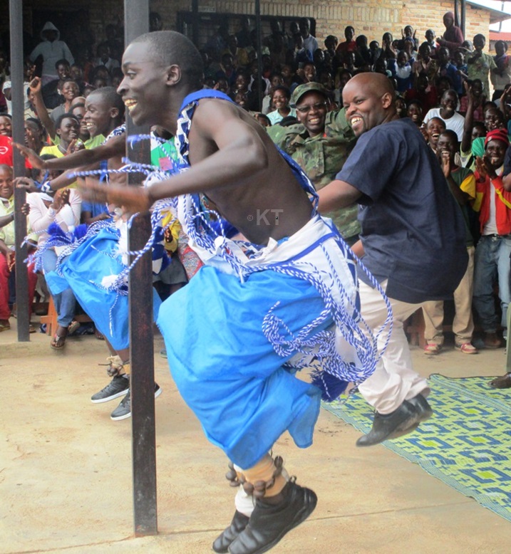 Atangiza ukwezi k'urubyiruko, Minisitiri Nsengimana yabyinanye n'urubyiruko umudiho.