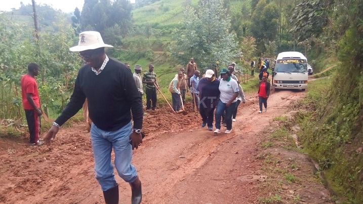Abasenateri n'abaturage bo mu Murenge wa Kamubuga bakoze umuhamda unyura muri uyu murenge.