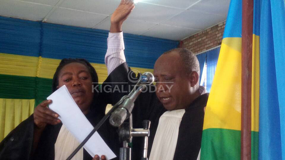 Perezida w'urukiko rwisumbuye rwa Nyamagabe, Athanase Yaramba, n'umwanditsi w'uru rukiko Regine Mukamwiza bamaze kwakira indahiro