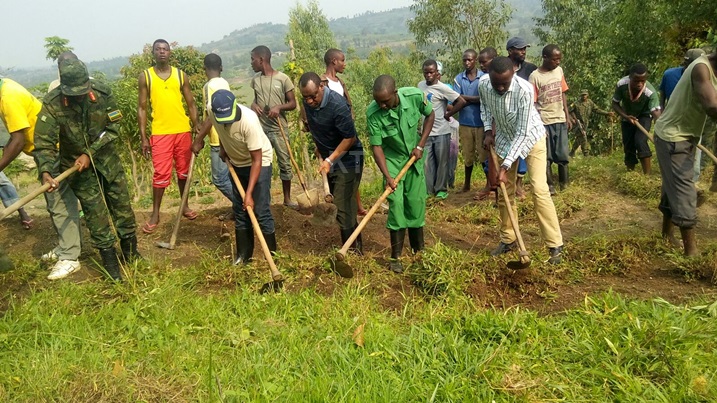 Bari guharura umuhanda werekezayo.
