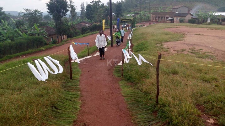 Inzira zigana ku biro by'amatora zari zateguwe nk'abitegura ubukwe.