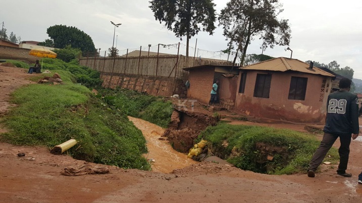 Aho ni Gikondo Segem, hamwe mu ho imvura yaraye isenye za ruhurura.