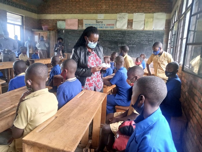 Kmanzi Axelle aha abana ibinini bibakingira inzoka zo mu nda biga ku Ishuri ribanza rya Kabwende mu Murenge wa Kinigi