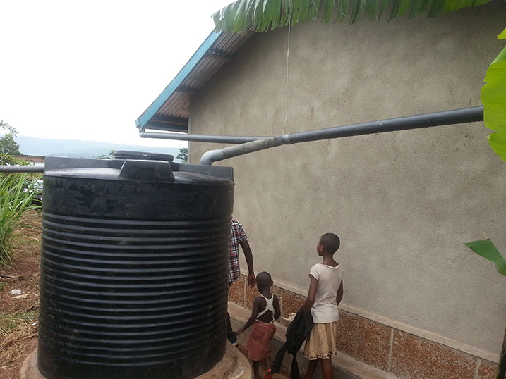 Aya mazu kandi anafite ikigega gifata amazi agakoreshwa mu mirimo yo mu rugo.