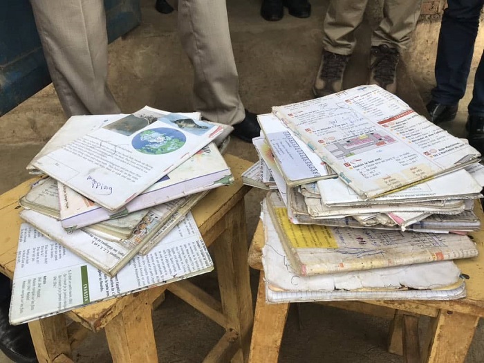 Aya makayi ni ay'abanyeshuri biga muri GS Karinzi yafunikishijwe ibitabo byagenewe gufasha abanyeshuri mu myigire yabo