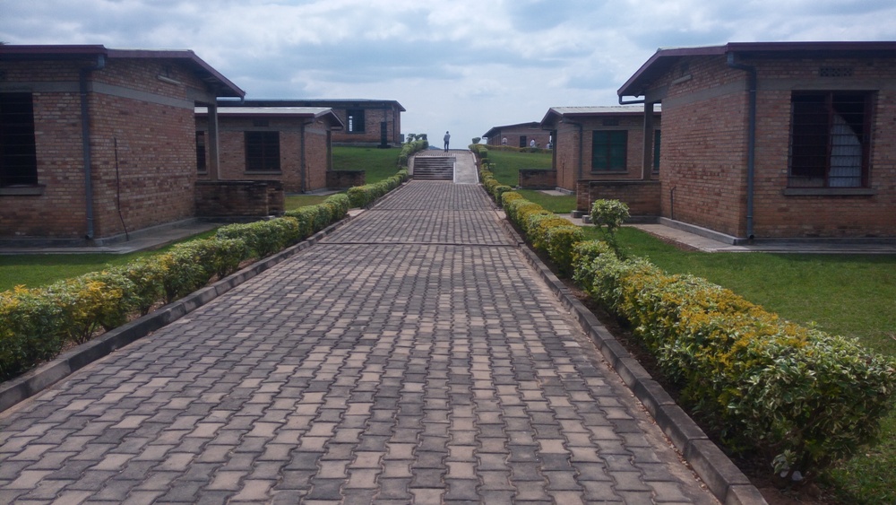 Aya mashuri ni yo Abatutsi bari bahungiyemo hanyuma bayicirwamo. Amwe muri yo arimo imibiri y'Abatutsi igaragaza uko bishwe