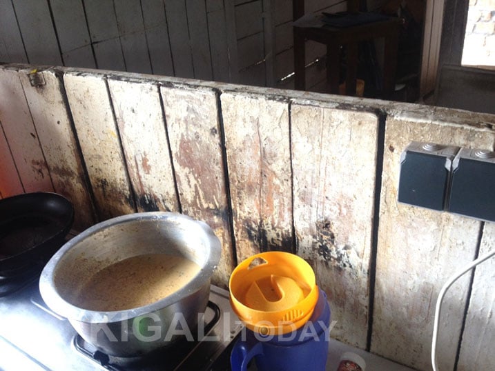 Aha niho batekera icyayi inyuma y'aho bakirira abakiriya (Comptoir).