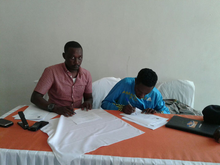Shyaka Regis asinya amasezerano y'imyaka ibiri