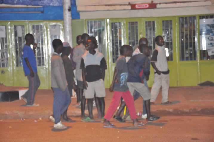 Aba bana baraye bazenguruka umujyi bareba uko abantu bishimira isozwa ry'umwaka.