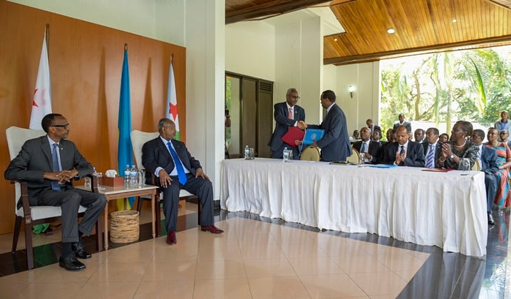 Ba Perezida Kagame na Omar Guelleh bakurikiranye isinywa amasezerano hagati y'Umutyobozi wa RDB (Rwanda) na Minisitiri w'Ubukungu n'Imari wa Djibouti.