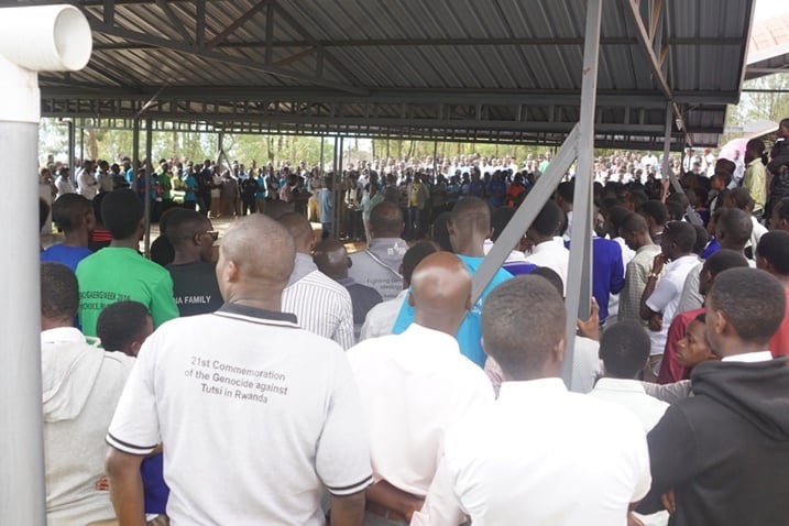Babanje kujya kunamira imibiri ishyinguye mu rwibutso rwa Jenoside yakorewe Abatutsi rwa Nyanza ya Kicukiro.