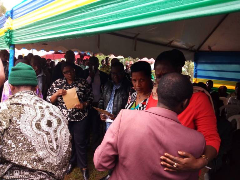 Dr. Alvera Mukabaramba uri guhobera umwe mu batewe ibyago n'inkuba