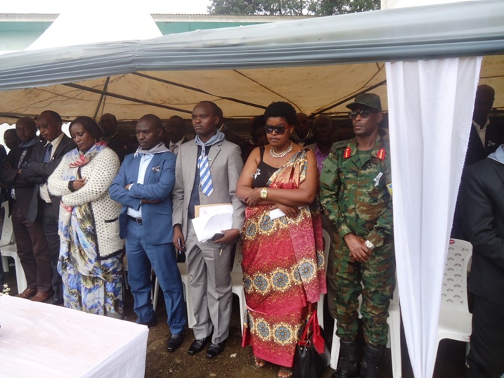 Babanje gufata umunota wo kwibuka.