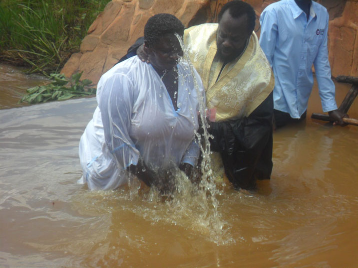 Babatijwe na Bishop Innocentios Byakatonda uhagarariye Orthodoxie mu Rwanda no mu Burundi.