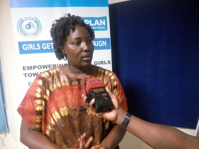 Babona Mahoro Celine wa Plan International Rwanda akangurira abakobwa kumenya gufata icyemezo cy'ubuzima bwabo