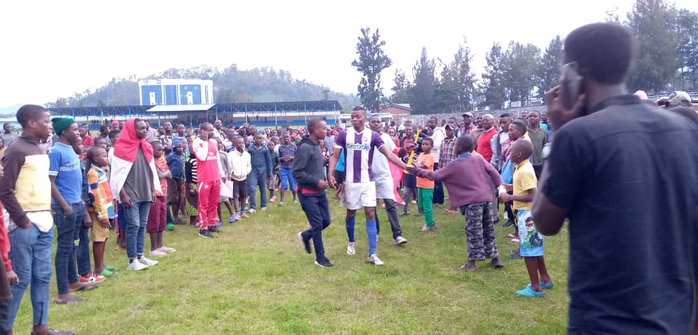 Babuwa Samson yakiriwe neza n'abafana ba Musanze bifuza ko bamuzana mu ikipe yabo