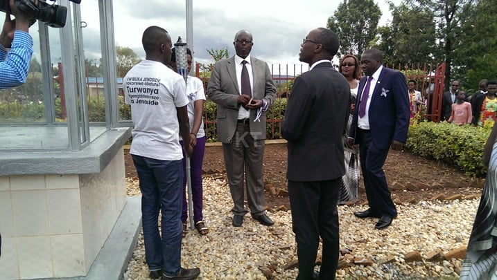 Bacanye n'urumuri rw'icyizere.
