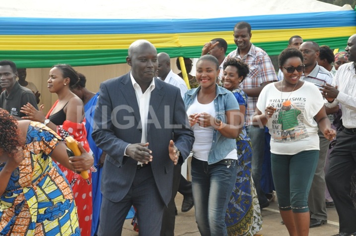 Abaturage bafatanyije n'umuyobozi w'akarere Jules Ndamage bacishijeho morale.