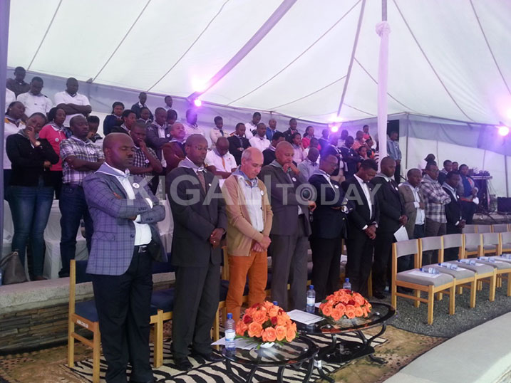 Abakozi n'abayobozi ba Cogebanque bafashe umwanya wo gusenga n'umunota wo kwibuka abazize Jenoside yakorewe abatutsi.
