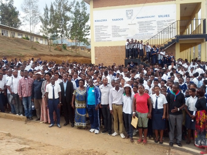 Nyuma yo gusiga amarangi bafashe ifoto y