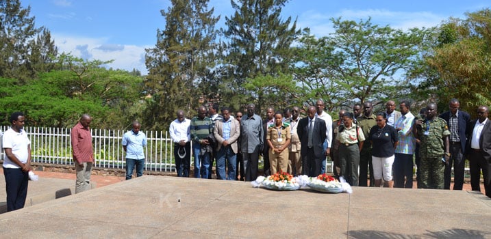 Bafashe umunota wo kwibuka abazize Jenoside bahashyinguye