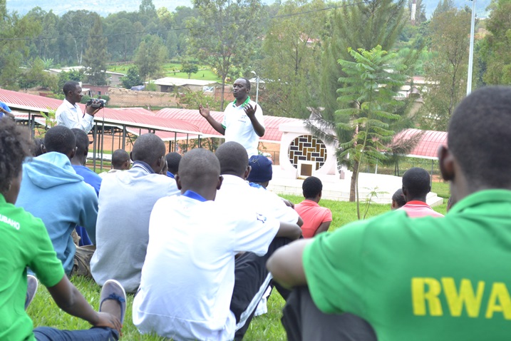 Musenyeri Birindabagabo aganiriza abana umuryango yashinze wareze kugeza bakuze.