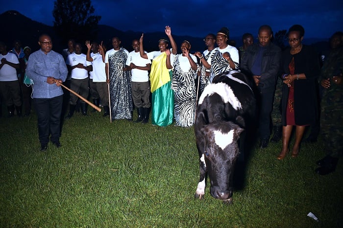 Bageneye inka abatishoboye bo mu Murenge wa Kinoni