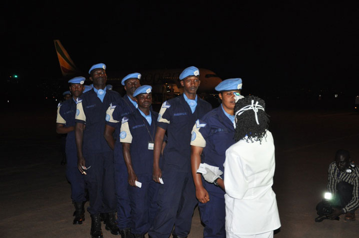 Bageze ku kibuga cy'ingege i Kanombe babapimye umuriro ngo barebe ko ntawaba akuye Ebola muri Mali.