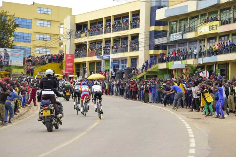  Nsengimana Jean Bosco (Rwanda), Tewelde wa Eritrea, ndetse na Manizabayo Eric wa Benediction Ignite bageze mu mujyi wa Muhanga bakiyoboye
