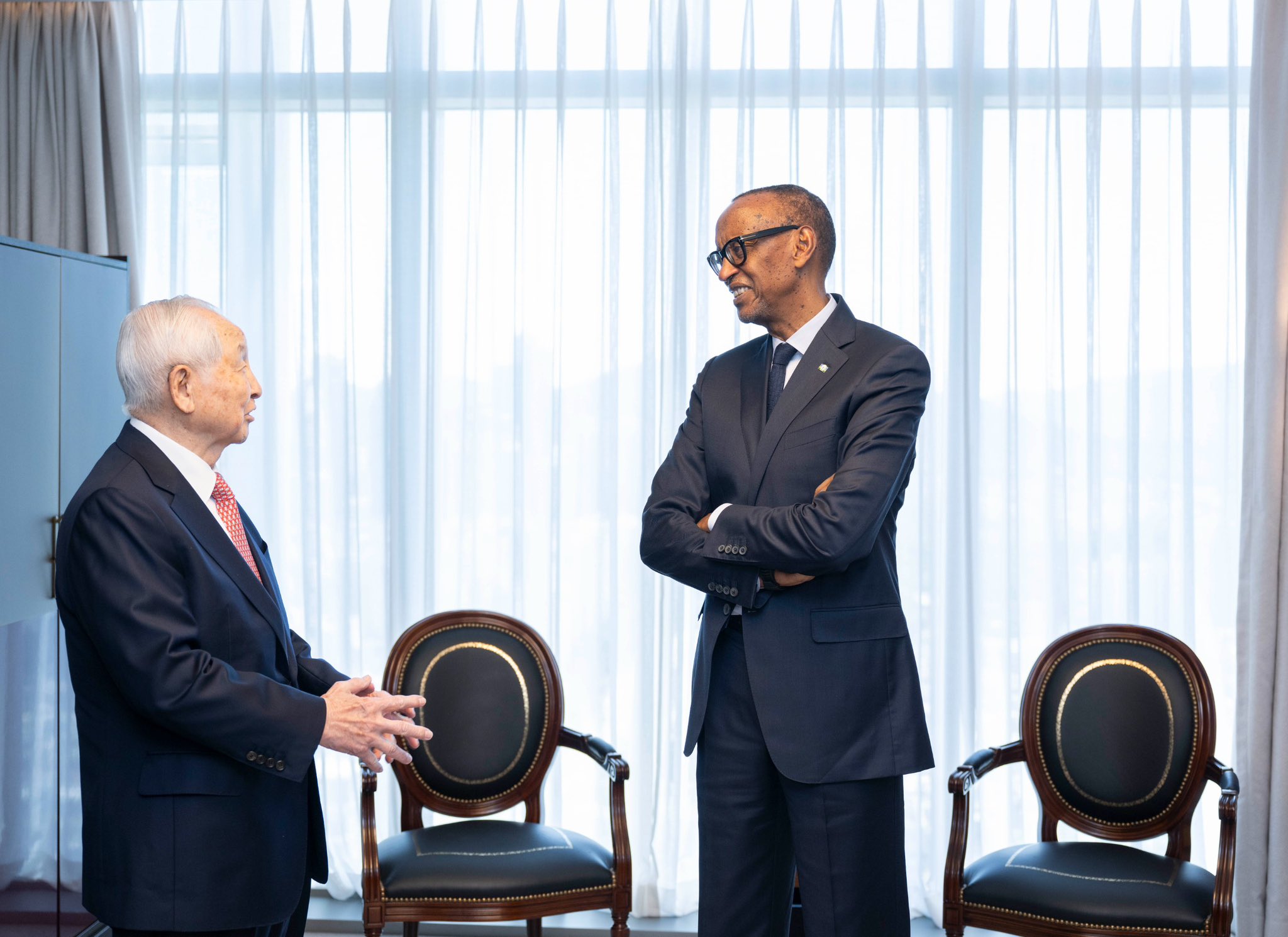 Perezida Kagame aganira n'umuyobozi w'Itorero Christian Evangelist, Rev. Billy Kim