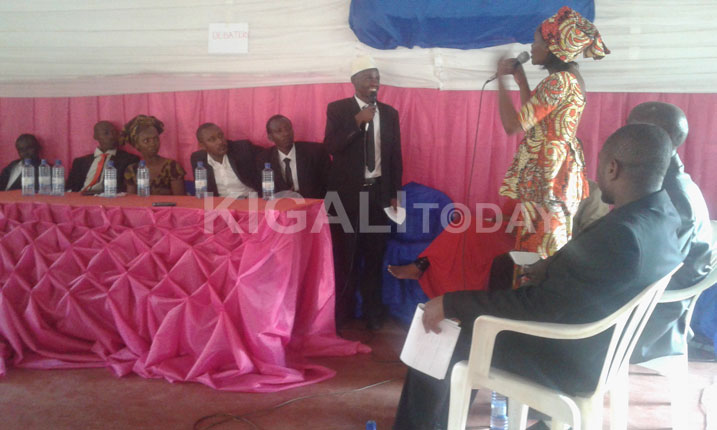 Aha bajyaga impaka bibaza hagati y'umwarimu, umuhinzi n'umucuruzi ukwiye kwiyambazwa mbere mu gihugu gikennye.